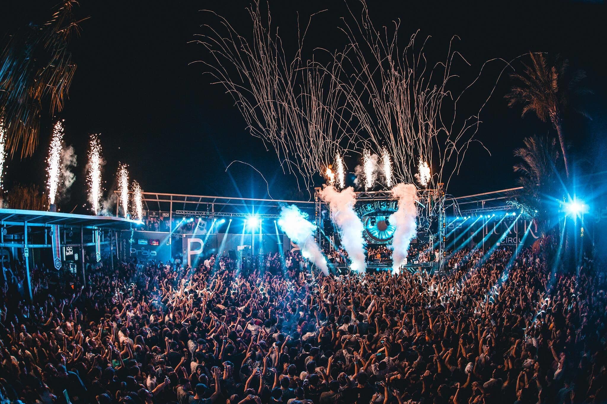 crowd in a party at Praja Gallipoli