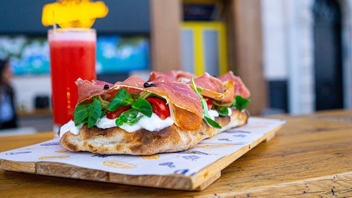 Pinsa Pizza with Prosciutto and rocket