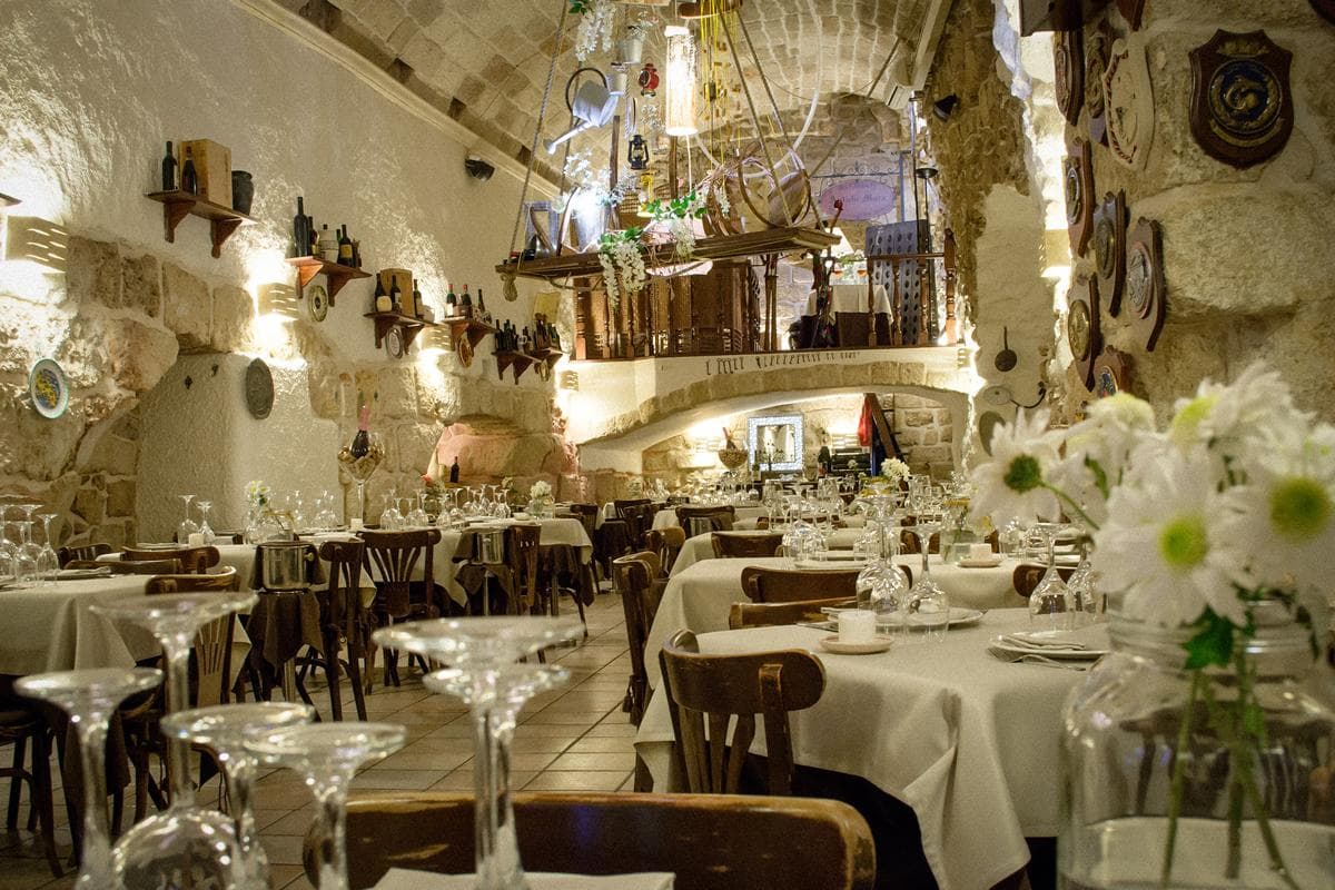 antiche mura restaurant design in Polignano a mAre
